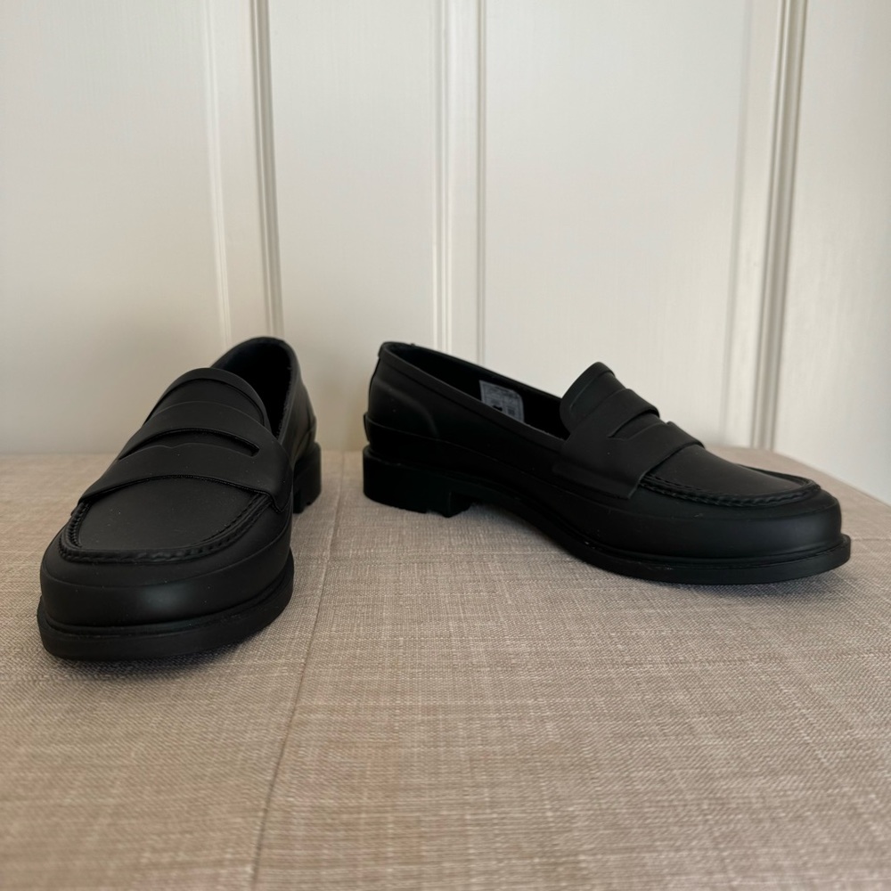 HUNTER | WOMEN'S REFINED SLIM FIT PENNY LOAFERS in Black • US 5